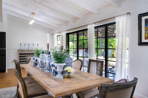 House in Miami Beach, Florida 5 bedrooms, 327.2 sq.m. № 1895944 - photo 10