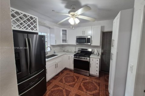 Снять в аренду виллу или дом в Майами, Флорида 3 спальни, 96.99м2, № 2004437 - фото 16