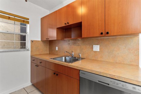 Снять в аренду кондоминиум в Корал-Спрингс, Флорида 2 спальни, 68.56м2, № 1999883 - фото 3