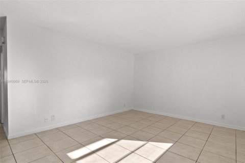 Снять в аренду кондоминиум в Корал-Спрингс, Флорида 2 спальни, 68.56м2, № 1999883 - фото 6