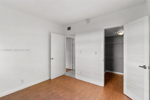 Снять в аренду кондоминиум в Корал-Спрингс, Флорида 2 спальни, 68.56м2, № 1999883 - фото 9