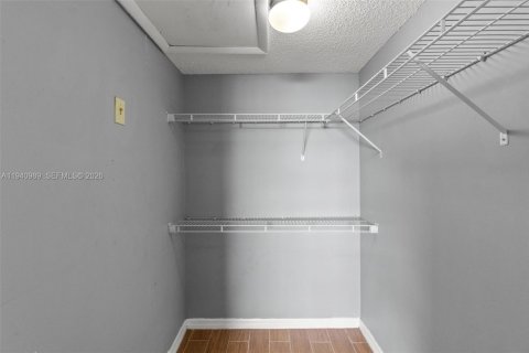 Снять в аренду кондоминиум в Корал-Спрингс, Флорида 2 спальни, 68.56м2, № 1999883 - фото 16