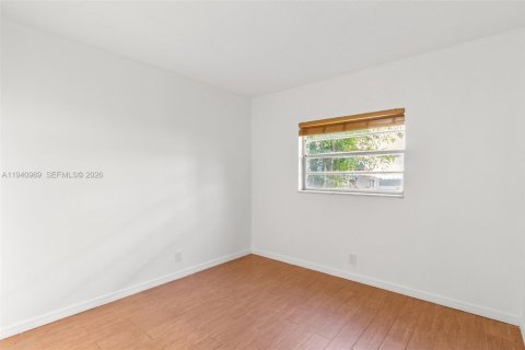 Снять в аренду кондоминиум в Корал-Спрингс, Флорида 2 спальни, 68.56м2, № 1999883 - фото 12