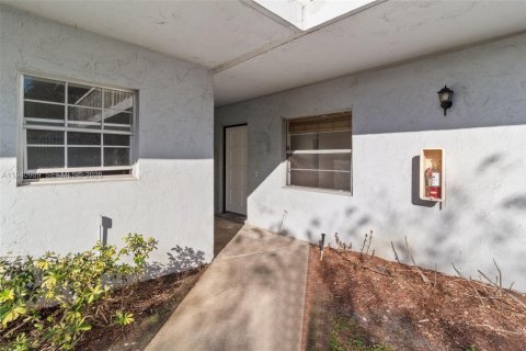 Снять в аренду кондоминиум в Корал-Спрингс, Флорида 2 спальни, 68.56м2, № 1999883 - фото 18