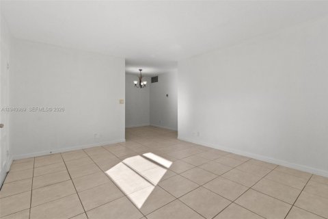 Снять в аренду кондоминиум в Корал-Спрингс, Флорида 2 спальни, 68.56м2, № 1999883 - фото 7