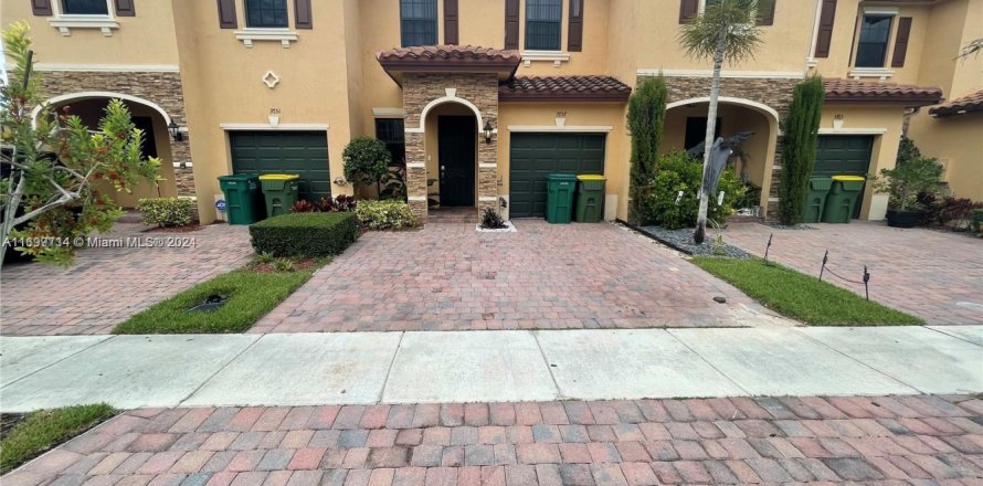 Adosado en Homestead, Florida 3 dormitorios, 145.48 m2 № 1804369