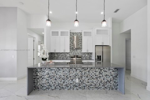 Casa en venta en Cape Coral, Florida, 3 dormitorios № 1889960 - foto 12