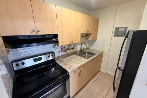 Condominio en alquiler en Miami, Florida, 2 dormitorios, 69.49 m2 № 1989188 - foto 1