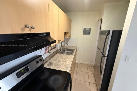 Condominio en alquiler en Miami, Florida, 2 dormitorios, 69.49 m2 № 1989188 - foto 2
