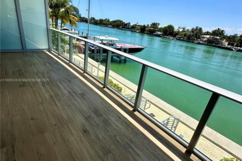 Copropriété à louer à Miami Beach, Floride: 2 chambres, 106.19 m2 № 1929032 - photo 2