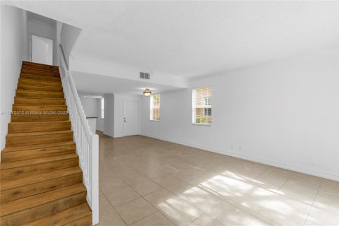 Townhouse in Weston, Florida 3 bedrooms, 134.06 sq.m. № 1926435 - photo 9