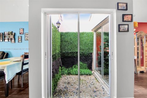 House in Hialeah, Florida 3 bedrooms, 155.98 sq.m. № 1975156 - photo 6
