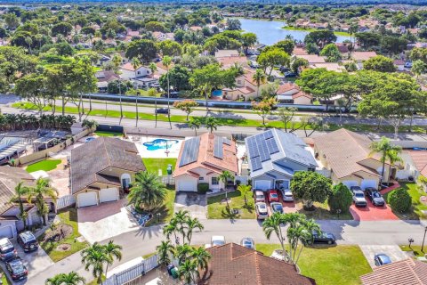 House in Hialeah, Florida 3 bedrooms, 155.98 sq.m. № 1975156 - photo 28