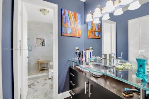 House in Hialeah, Florida 3 bedrooms, 155.98 sq.m. № 1975156 - photo 12