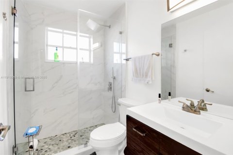 House in Hialeah, Florida 3 bedrooms, 155.98 sq.m. № 1975156 - photo 18