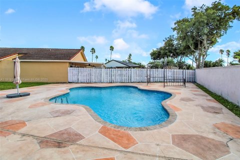 House in Hialeah, Florida 3 bedrooms, 155.98 sq.m. № 1975156 - photo 22