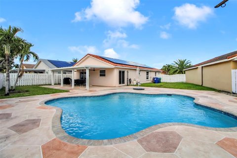 House in Hialeah, Florida 3 bedrooms, 155.98 sq.m. № 1975156 - photo 21