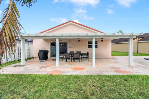 House in Hialeah, Florida 3 bedrooms, 155.98 sq.m. № 1975156 - photo 20