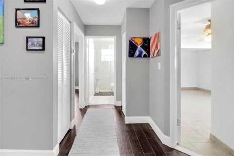 House in Hialeah, Florida 3 bedrooms, 155.98 sq.m. № 1975156 - photo 14