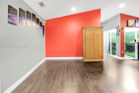 House in Hialeah, Florida 3 bedrooms, 155.98 sq.m. № 1975156 - photo 5