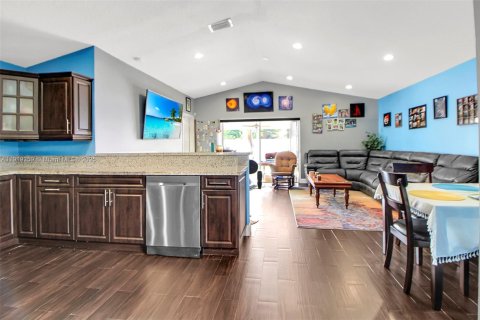 House in Hialeah, Florida 3 bedrooms, 155.98 sq.m. № 1975156 - photo 8