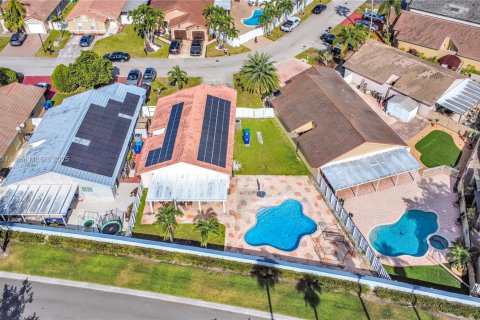 House in Hialeah, Florida 3 bedrooms, 155.98 sq.m. № 1975156 - photo 26