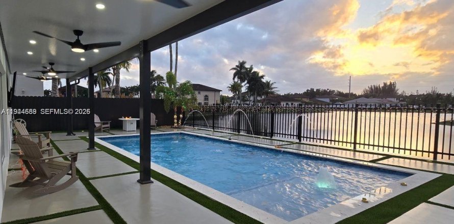 House in Miami, Florida 4 bedrooms, 217.21 sq.m. № 2000941