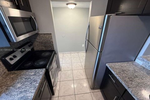 Condo in Miami, Florida, 2 bedrooms  № 2027019 - photo 2