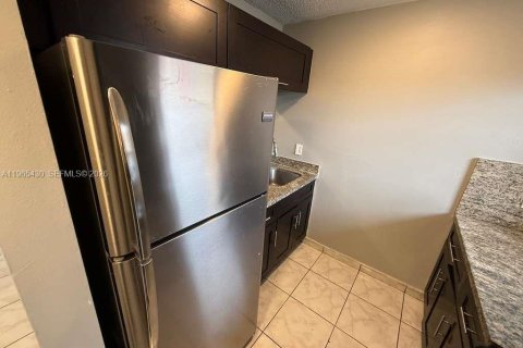 Condo in Miami, Florida, 2 bedrooms  № 2027019 - photo 5