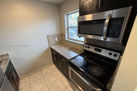 Condo in Miami, Florida, 2 bedrooms  № 2027019 - photo 6