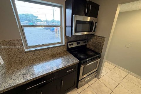 Condo in Miami, Florida, 2 bedrooms  № 2027019 - photo 3