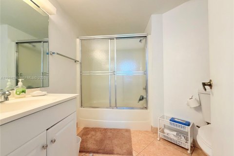 Снять в аренду кондоминиум в Майами, Флорида 2 спальни, 92.9м2, № 2051377 - фото 16