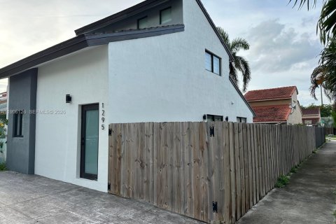 Adosado en alquiler en Homestead, Florida, 2 dormitorios, 97.08 m2 № 2058372 - foto 2