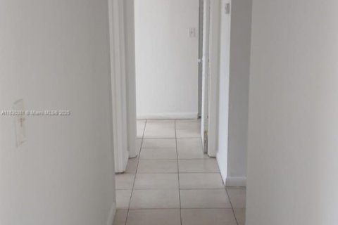 Condo in Lauderdale Lakes, Florida, 2 bedrooms  № 1937578 - photo 14