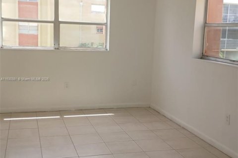 Condo in Lauderdale Lakes, Florida, 2 bedrooms  № 1937578 - photo 3