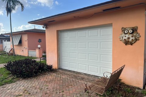 House in Pembroke Pines, Florida 3 bedrooms, 139.82 sq.m. № 1783710 - photo 2