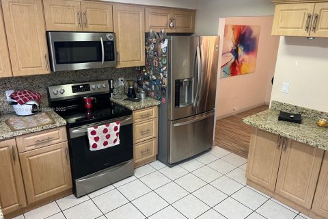 House in Pembroke Pines, Florida 3 bedrooms, 139.82 sq.m. № 1783710 - photo 9
