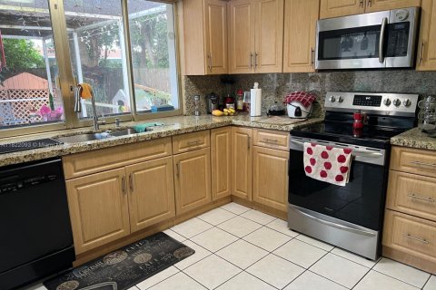 House in Pembroke Pines, Florida 3 bedrooms, 139.82 sq.m. № 1783710 - photo 13