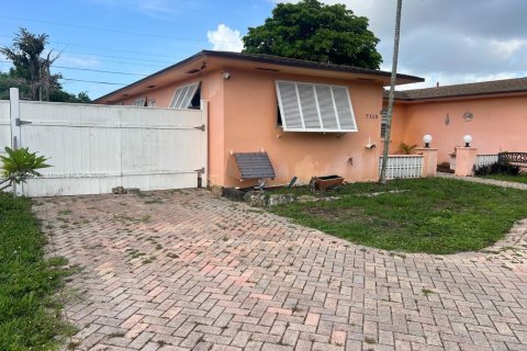 House in Pembroke Pines, Florida 3 bedrooms, 139.82 sq.m. № 1783710 - photo 3
