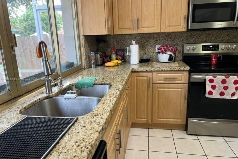 House in Pembroke Pines, Florida 3 bedrooms, 139.82 sq.m. № 1783710 - photo 8