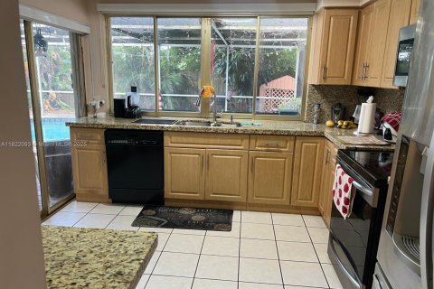 House in Pembroke Pines, Florida 3 bedrooms, 139.82 sq.m. № 1783710 - photo 11