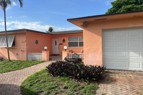 House in Pembroke Pines, Florida 3 bedrooms, 139.82 sq.m. № 1783710 - photo 1