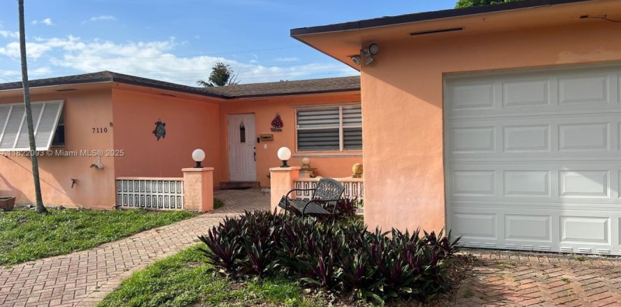 House in Pembroke Pines, Florida 3 bedrooms, 139.82 sq.m. № 1783710