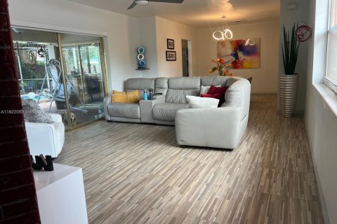 House in Pembroke Pines, Florida 3 bedrooms, 139.82 sq.m. № 1783710 - photo 5