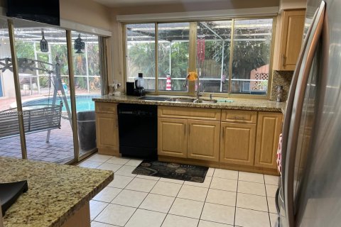 House in Pembroke Pines, Florida 3 bedrooms, 139.82 sq.m. № 1783710 - photo 10