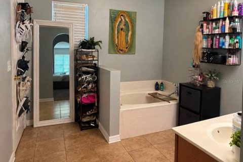 House in Winter Haven, Florida 4 bedrooms, 211.82 sq.m. № 2393879 - photo 12