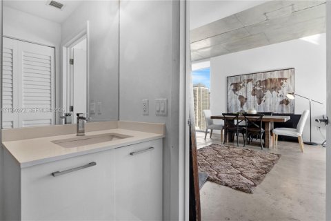 Condo in Miami, Florida, 1 bedroom  № 2057593 - photo 19