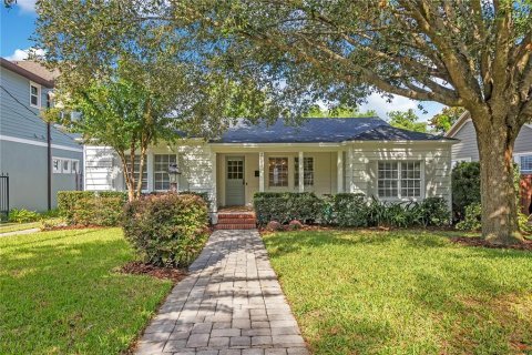 House in Orlando, Florida 5 bedrooms, 164.99 sq.m. № 2329685