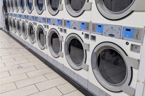 Commercial property in North Lauderdale, Florida № 2075818