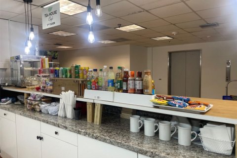 Propiedad comercial en venta en Miami, Florida № 1936999 - foto 6